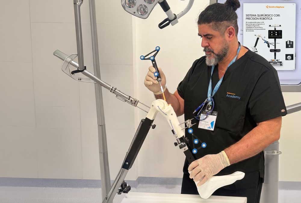 El Dr. David Cimas incorpora cirugía robótica de rodilla