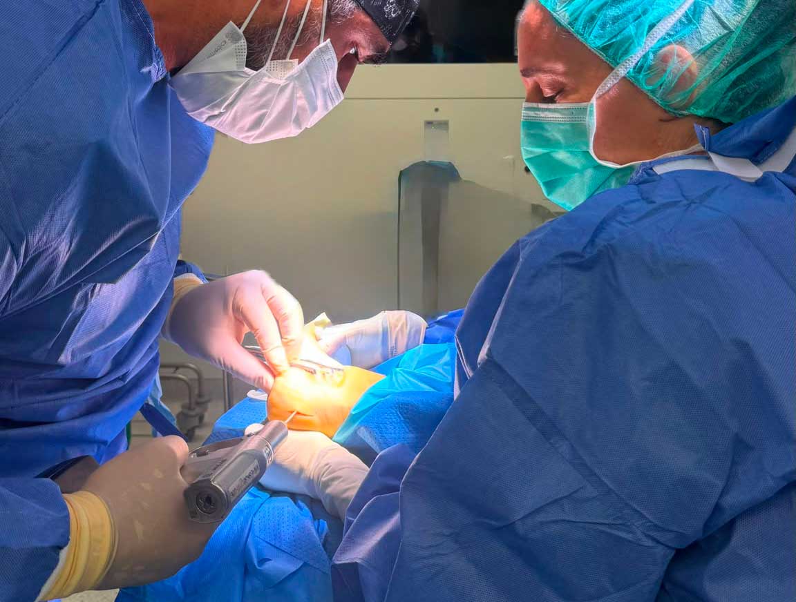 El Dr. David Cimas realizando una osteotomía de calcáneo en quirófano